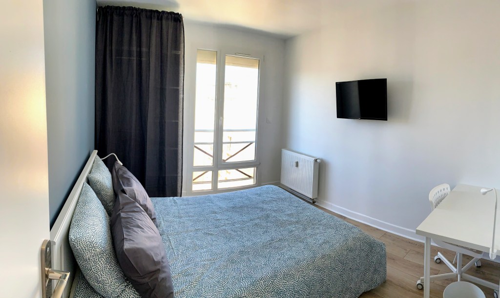 Chambre avec espace de travail