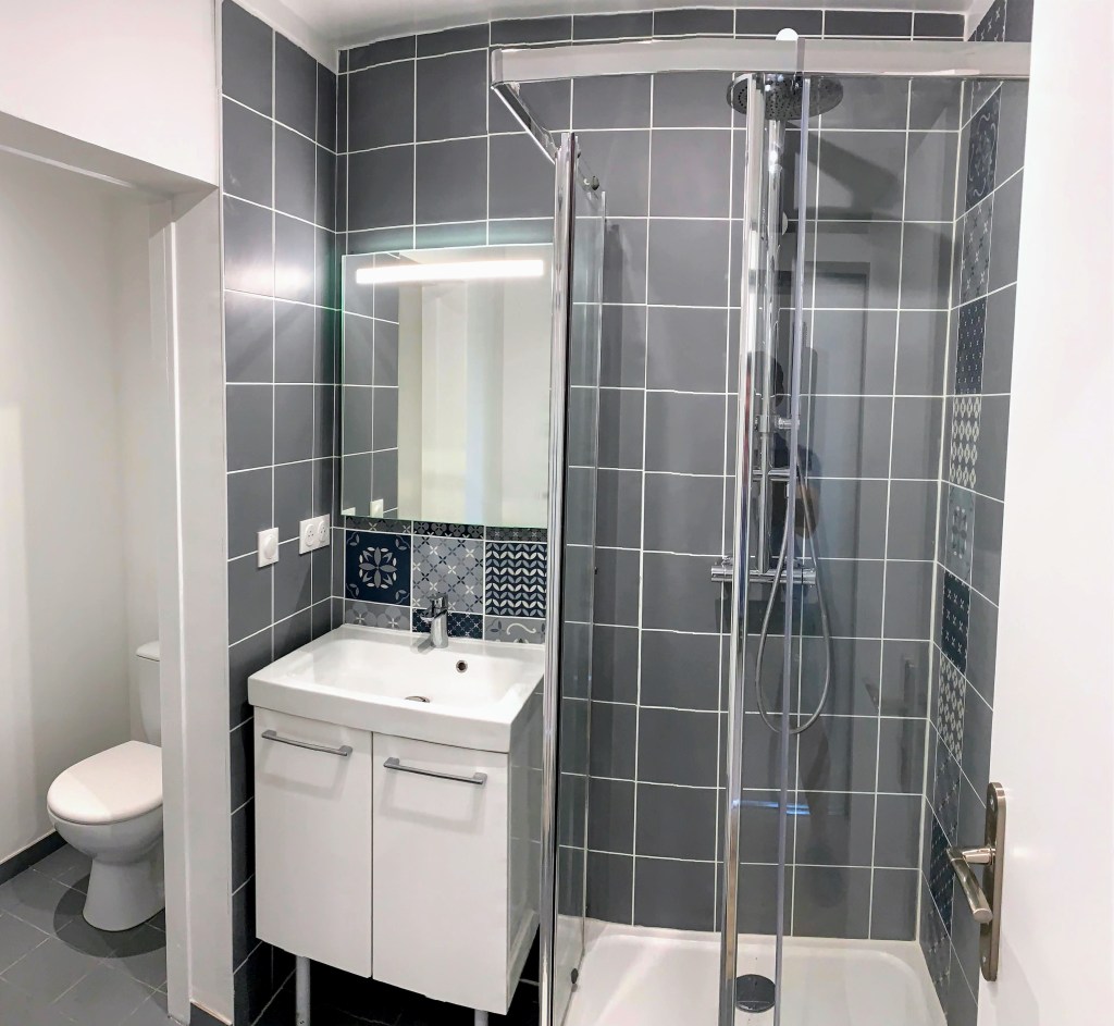Salle de douche avec wc privés