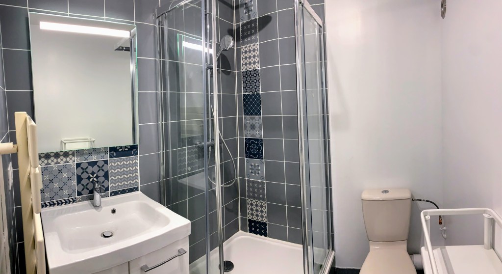 Salle de douche chambre 2